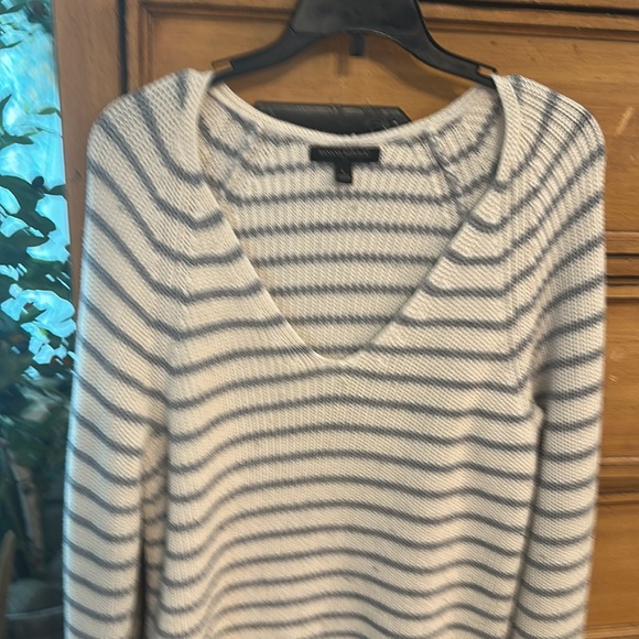 Banana Republic Ivory and Blue Knit Top - Picture 5 of 5